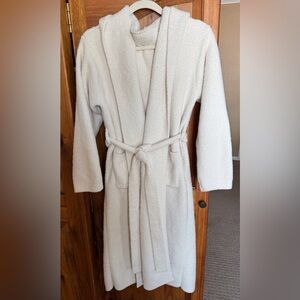 Ultra Soft Cream Hooded Robe, with pockets. Like New!